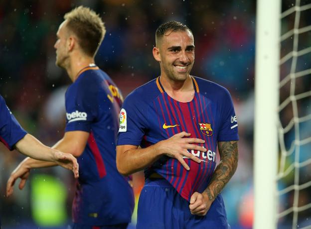 Alcácer, con el balón bajo la camiseta en el duelo con el Sevilla. :: efe