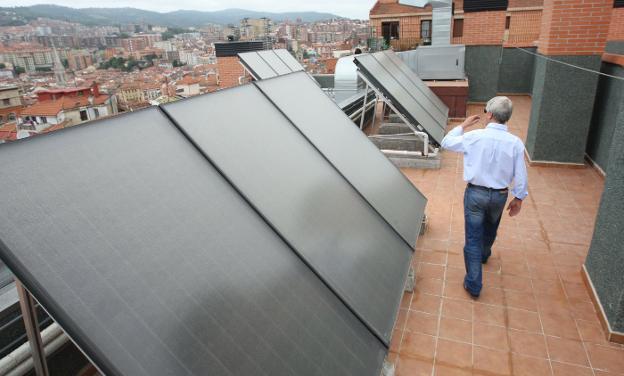 Placas solares, generadoras de agua caliente, calefacción y electricidad, reducen la huella ecológica. 