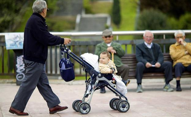 Un abuelo pasea a su nieto. 