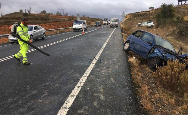 Un operario limpia la carretera. 