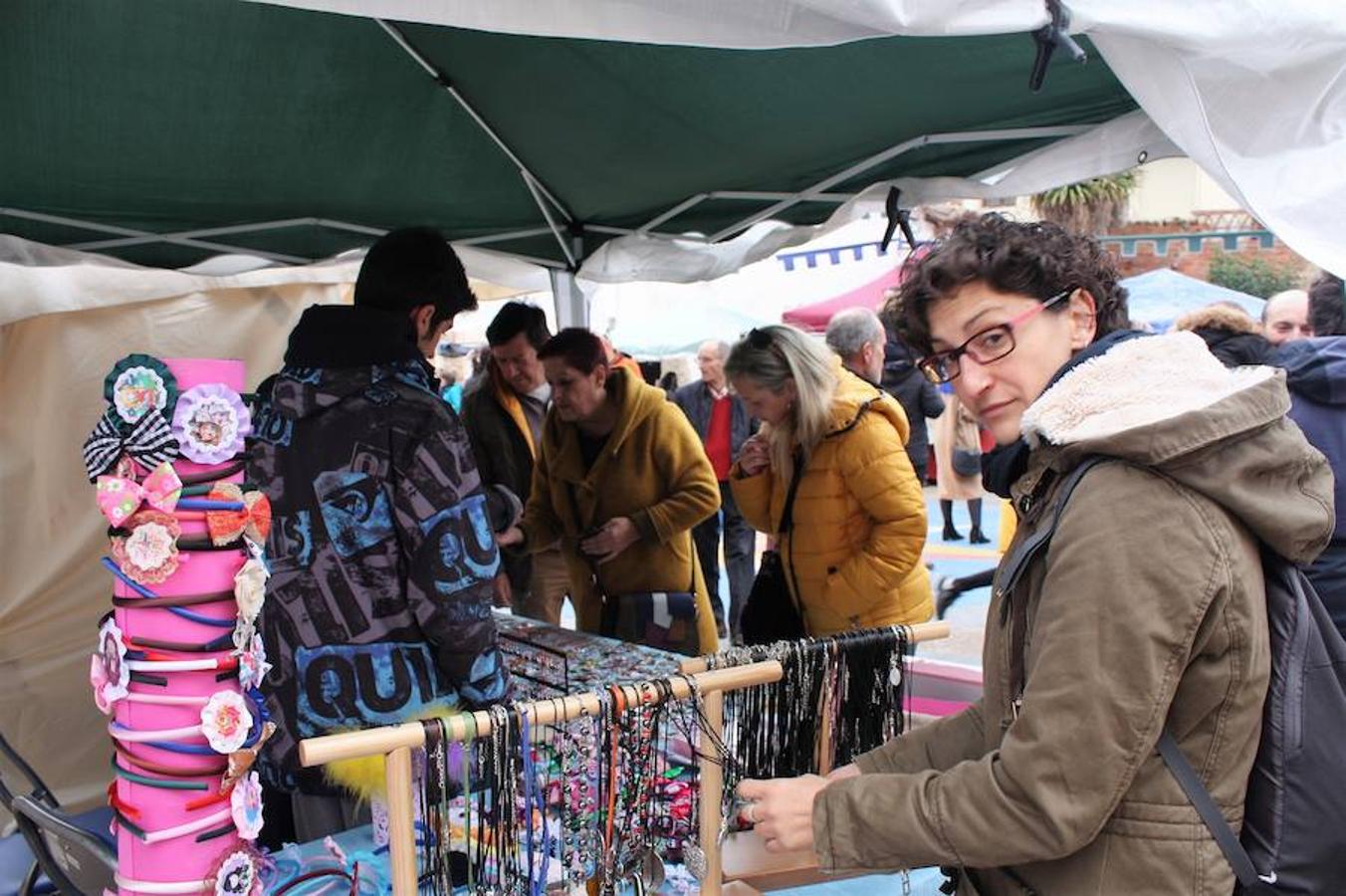 Mucho público en Alesón con motivo de la celebración del mercado medieval y el festival de la castaña asada.