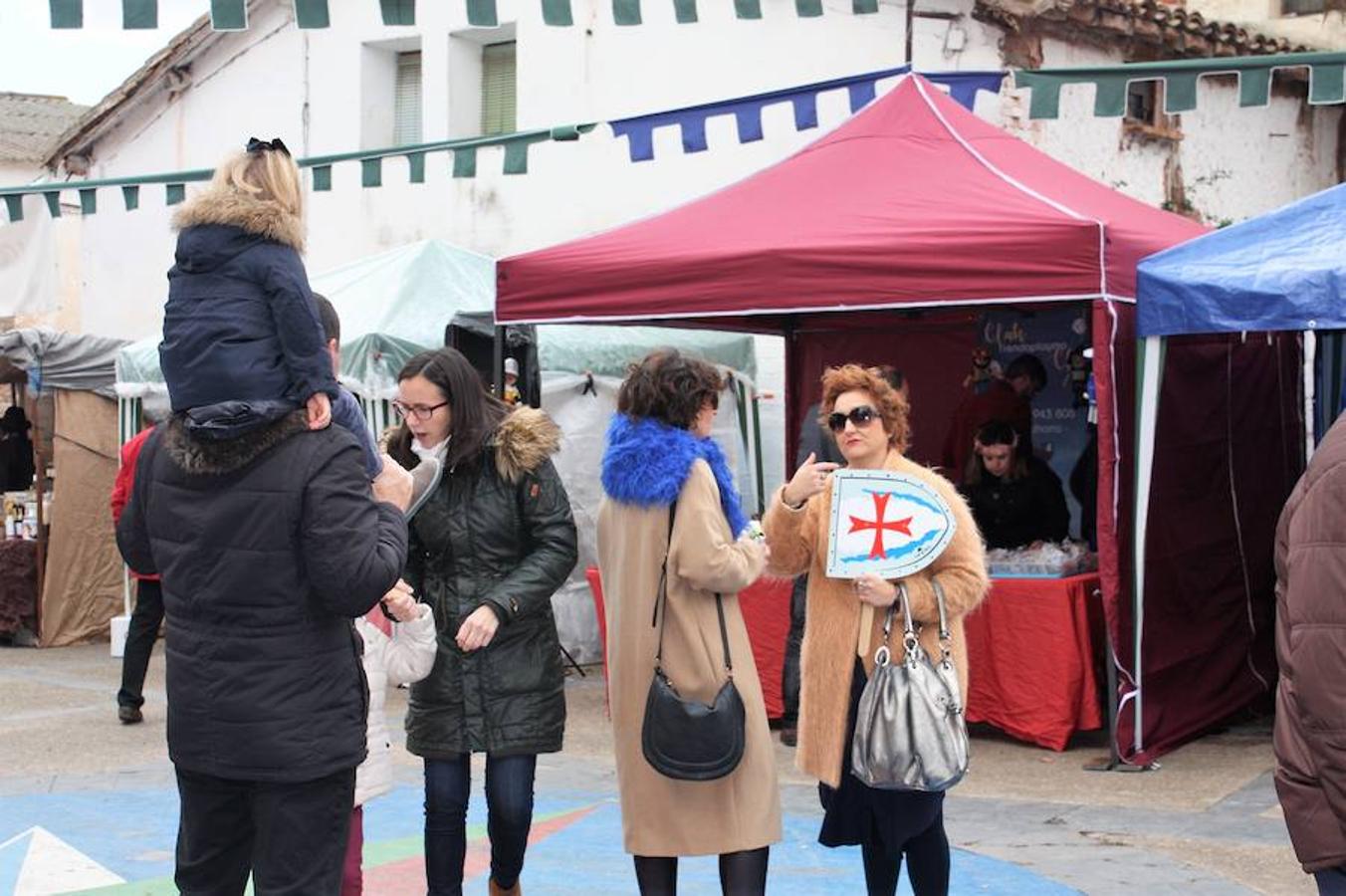 Mucho público en Alesón con motivo de la celebración del mercado medieval y el festival de la castaña asada.