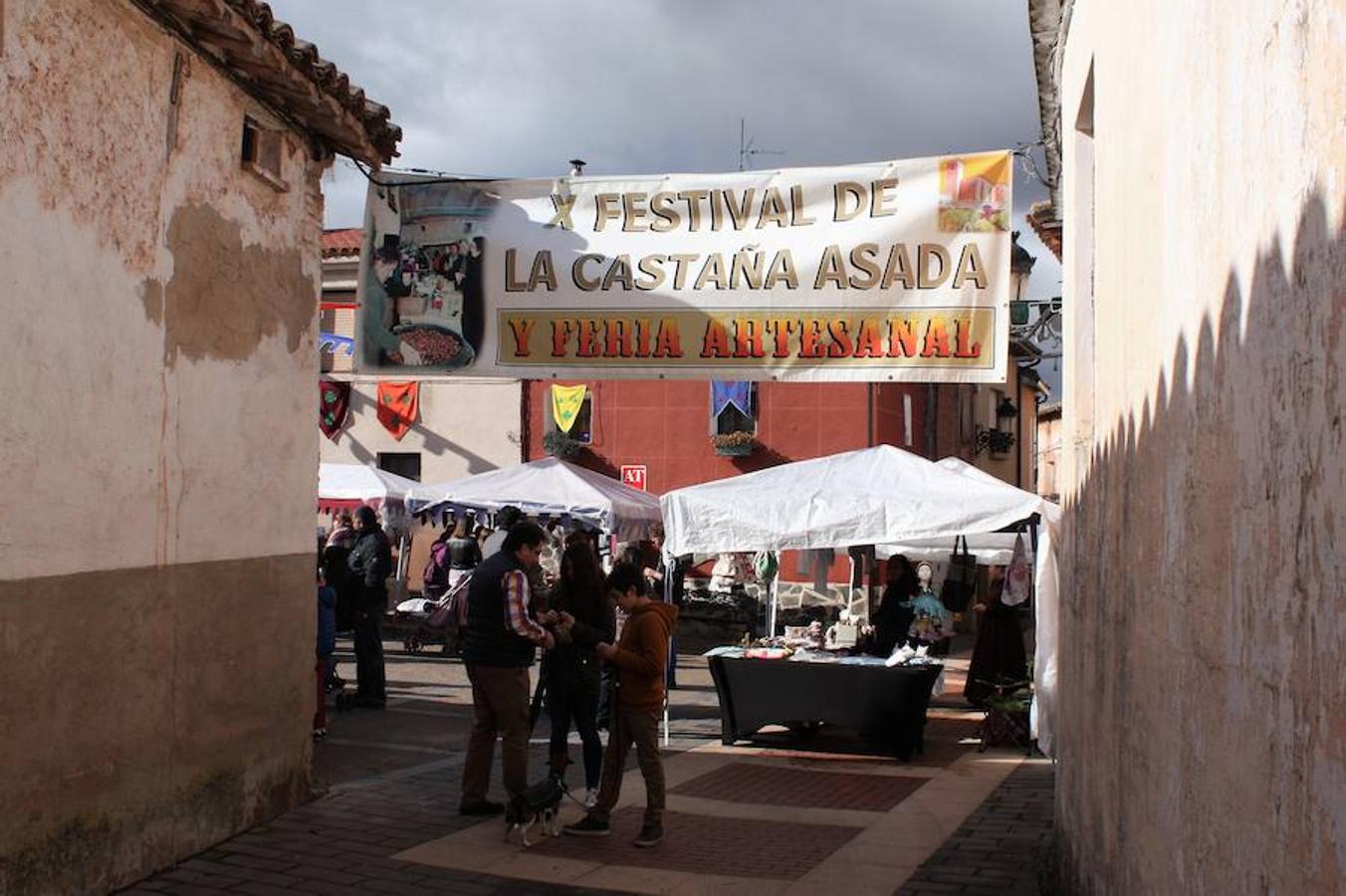 Mucho público en Alesón con motivo de la celebración del mercado medieval y el festival de la castaña asada.