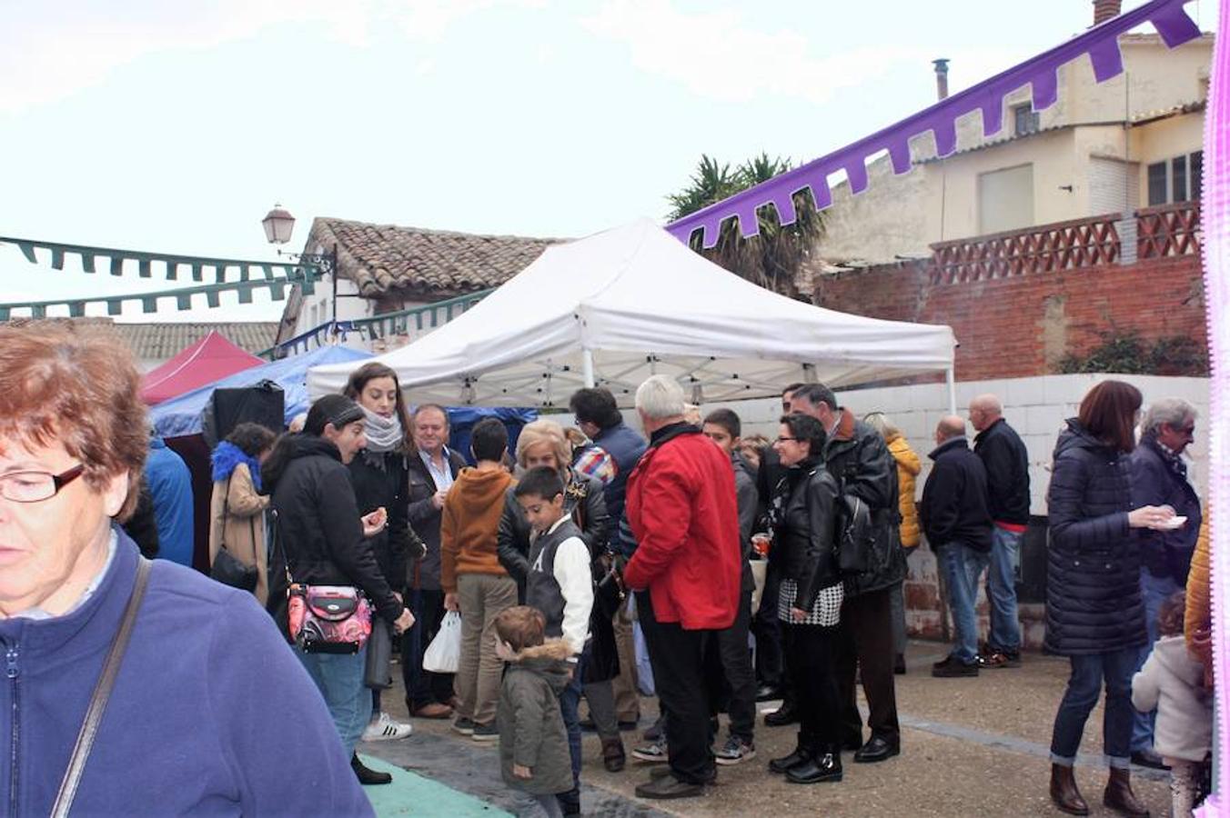 Mucho público en Alesón con motivo de la celebración del mercado medieval y el festival de la castaña asada.