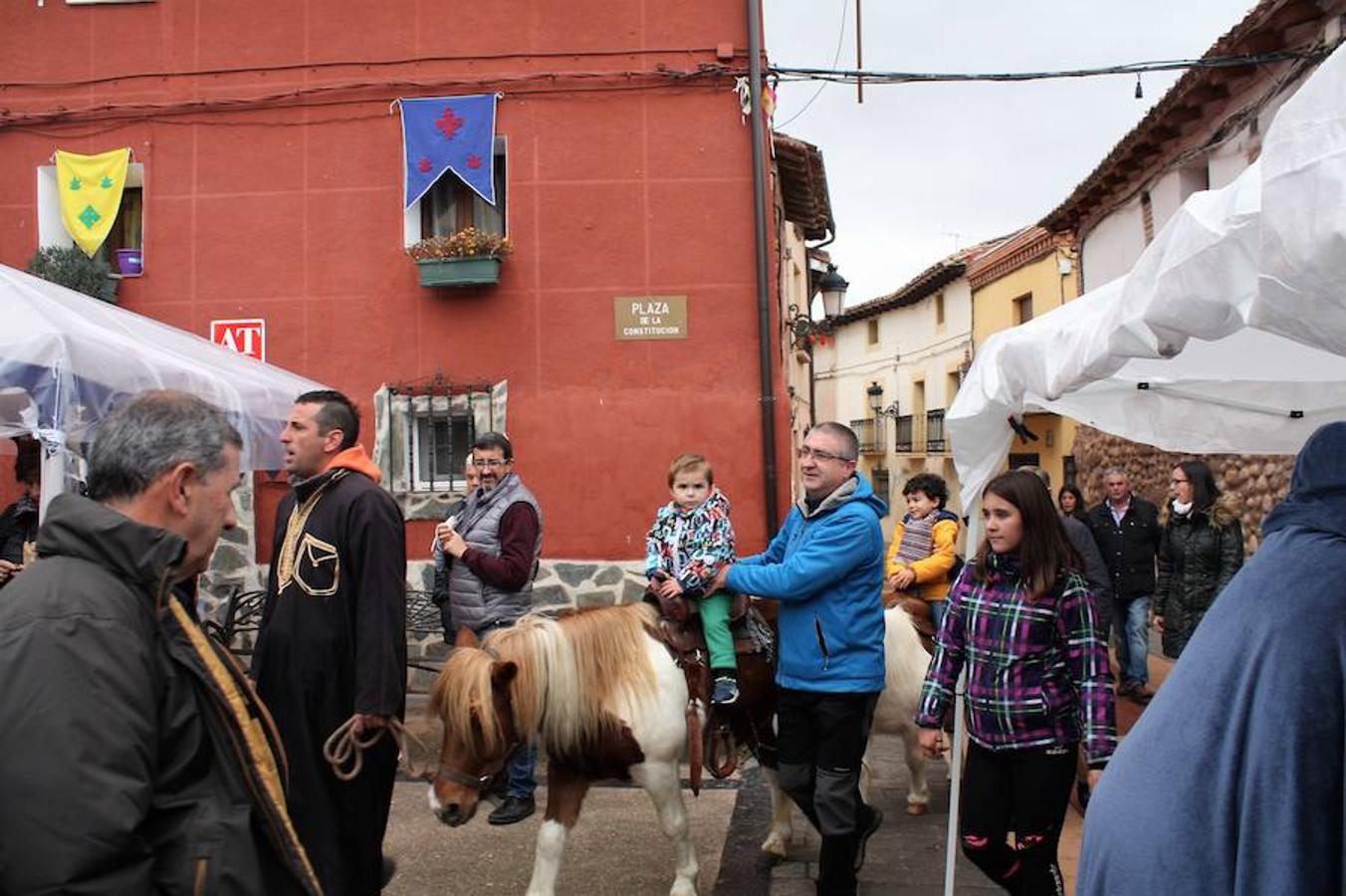 Mucho público en Alesón con motivo de la celebración del mercado medieval y el festival de la castaña asada.