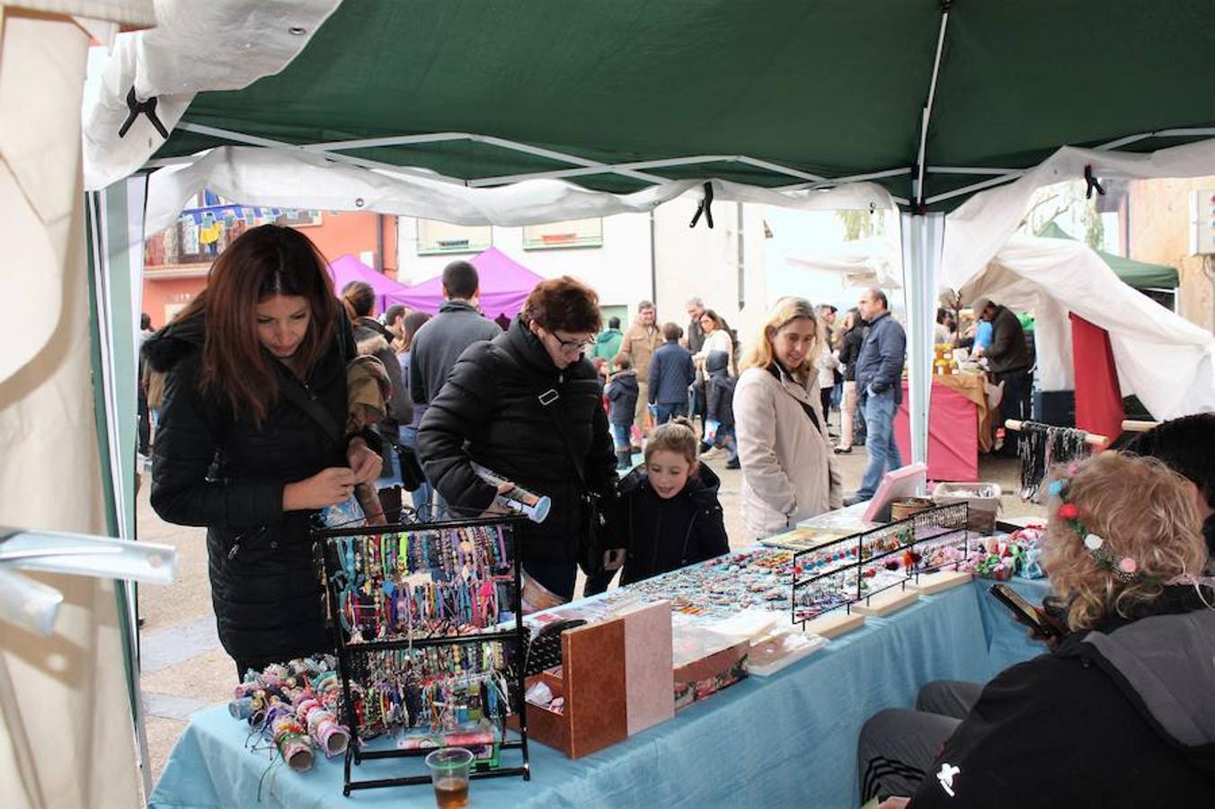 Mucho público en Alesón con motivo de la celebración del mercado medieval y el festival de la castaña asada.