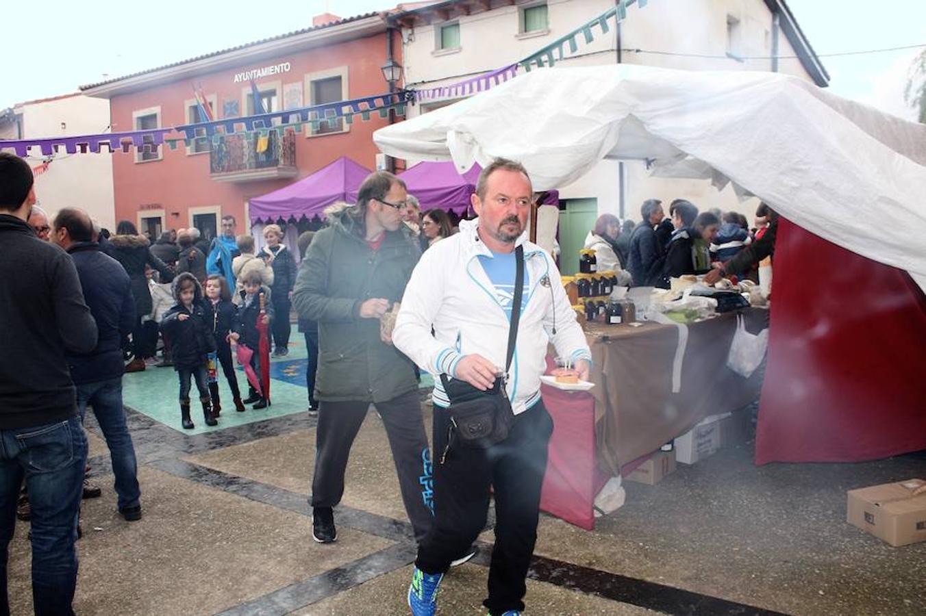 Mucho público en Alesón con motivo de la celebración del mercado medieval y el festival de la castaña asada.