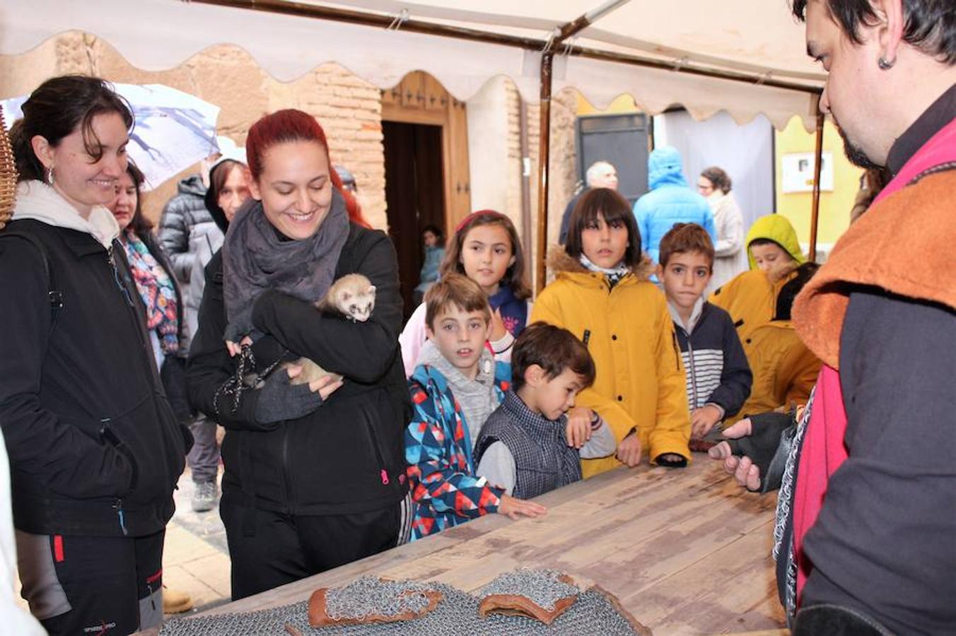 Mucho público en Alesón con motivo de la celebración del mercado medieval y el festival de la castaña asada.