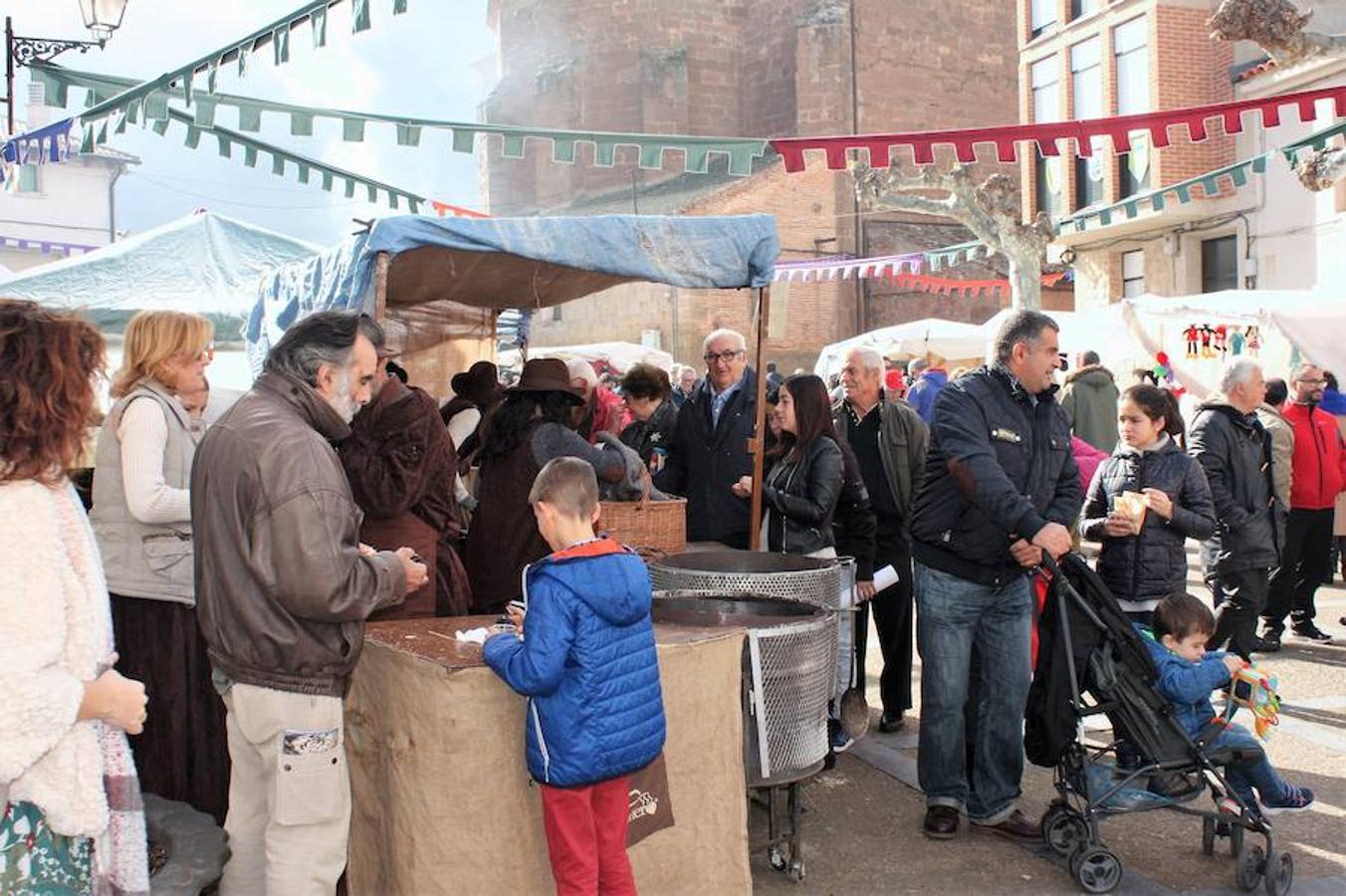 Mucho público en Alesón con motivo de la celebración del mercado medieval y el festival de la castaña asada.