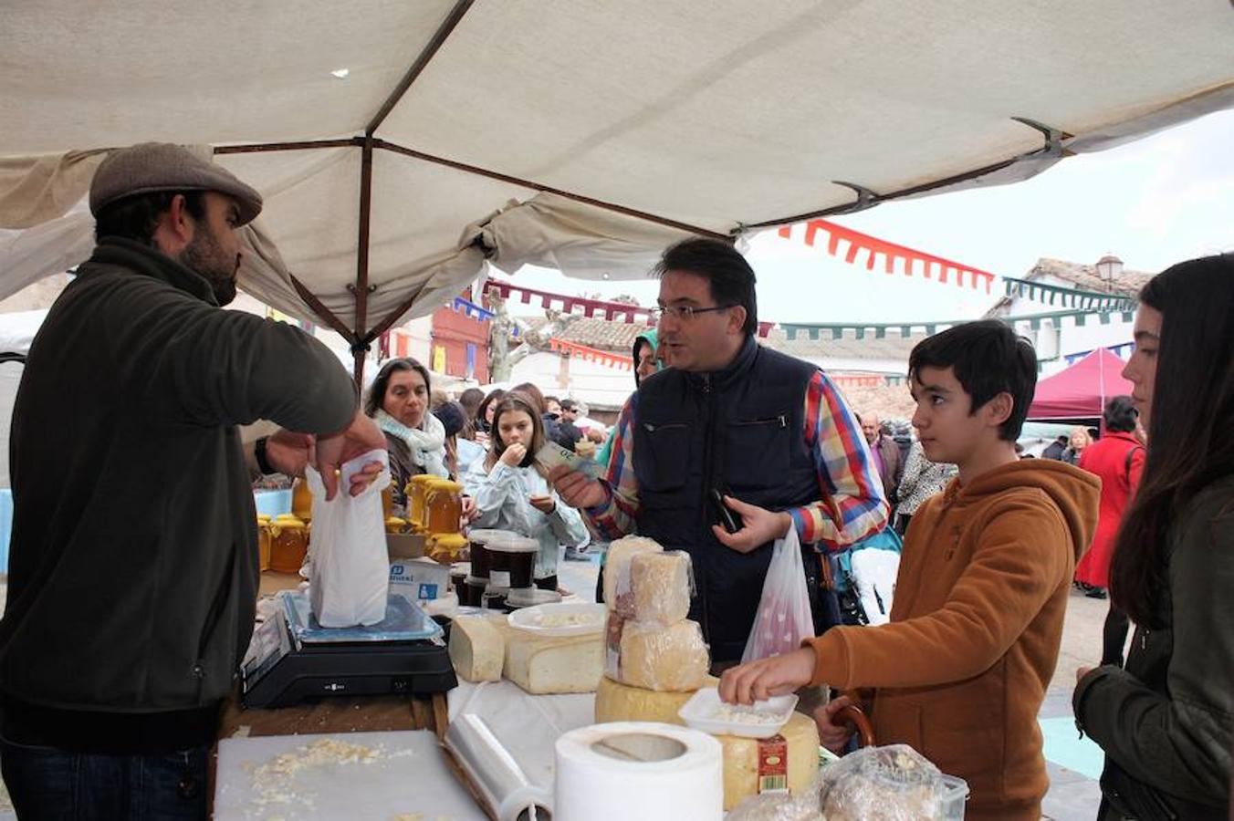 Mucho público en Alesón con motivo de la celebración del mercado medieval y el festival de la castaña asada.