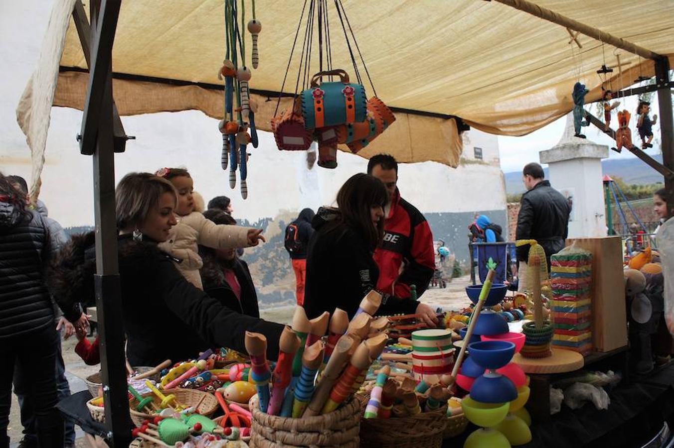 Mucho público en Alesón con motivo de la celebración del mercado medieval y el festival de la castaña asada.