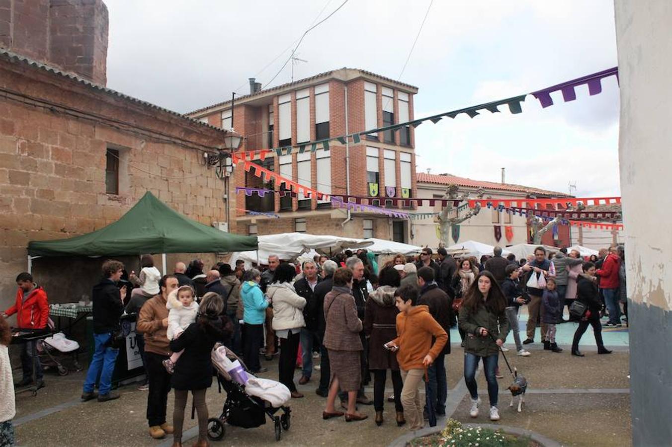 Mucho público en Alesón con motivo de la celebración del mercado medieval y el festival de la castaña asada.