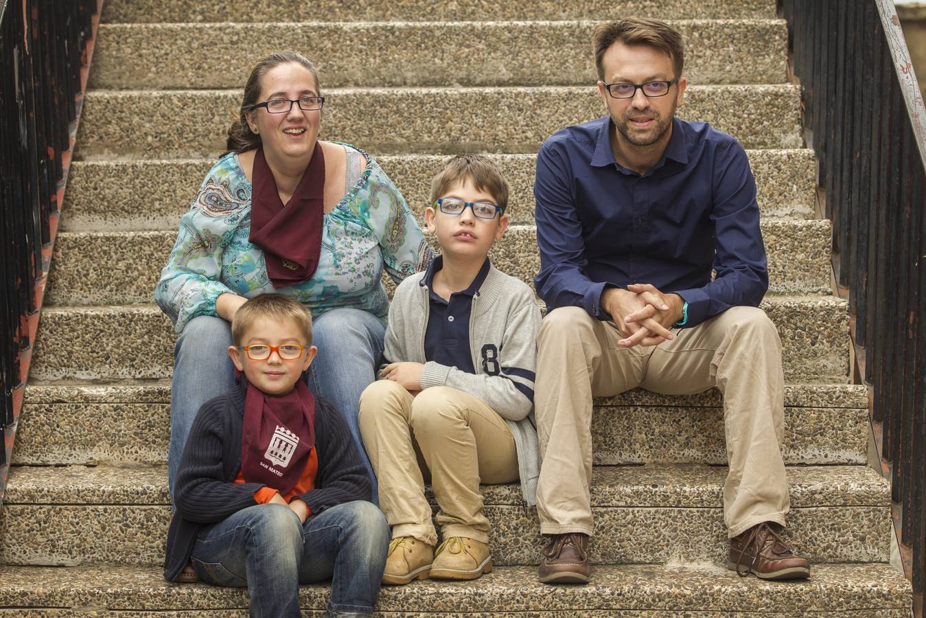 Adrián Tobías (en el centro) con sus padres y hermano