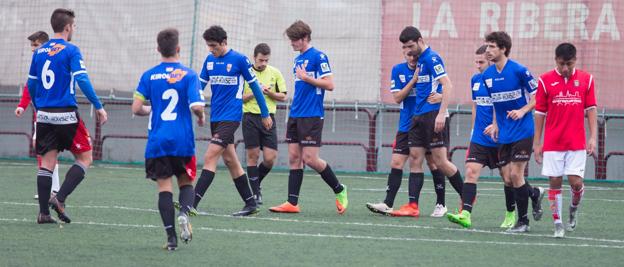 Los jugadores de la UDL Promesas celebran un gol. :: 