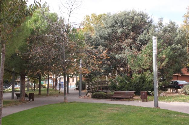 Zona arbolada con diversas especies en uno de los parques que recorren la calle Huertas. :: 