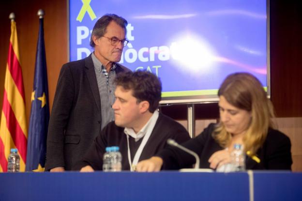 Artur Mas, junto a los coordinadores generales del PDeCAT, David Bonvehí y Marta Pascal en la reunión de ayer del partido. :: marta pérez / efe