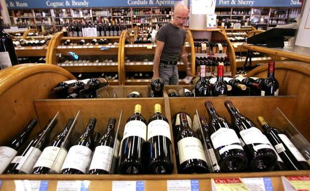 Un cliente contempla la oferta enológica en una vinoteca de Nueva York. 