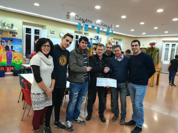 Autoridades y miembros del centro joven, ayer, con el cheque. 