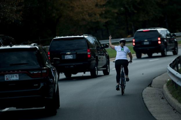 DESPEDIDA CON UNA PEINETA A LA CARAVANA DE TRUMP
