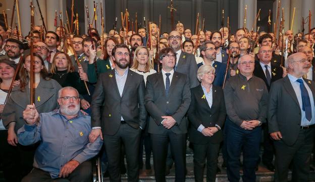 Puigdemont con los alcaldes soberanistas catalanes en el acto electoral de ayer en Bruselas. :: Stephanie Lecocq / efe