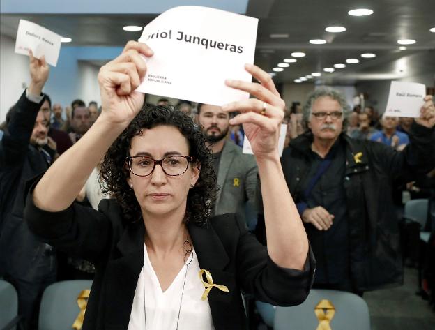 La secretaria general de ERC, Marta Rovira, vota a favor de que Junqueras encabece la lista. :: A. Dalmau / efe