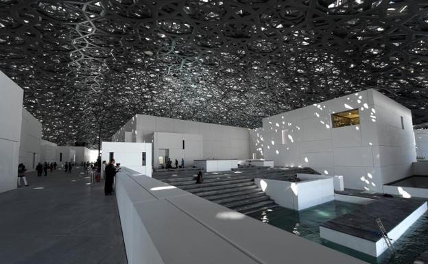 La luz del sol se filtra a través de una estructura durante la presentación oficial del museo Louvre de Abu Dabi. 
