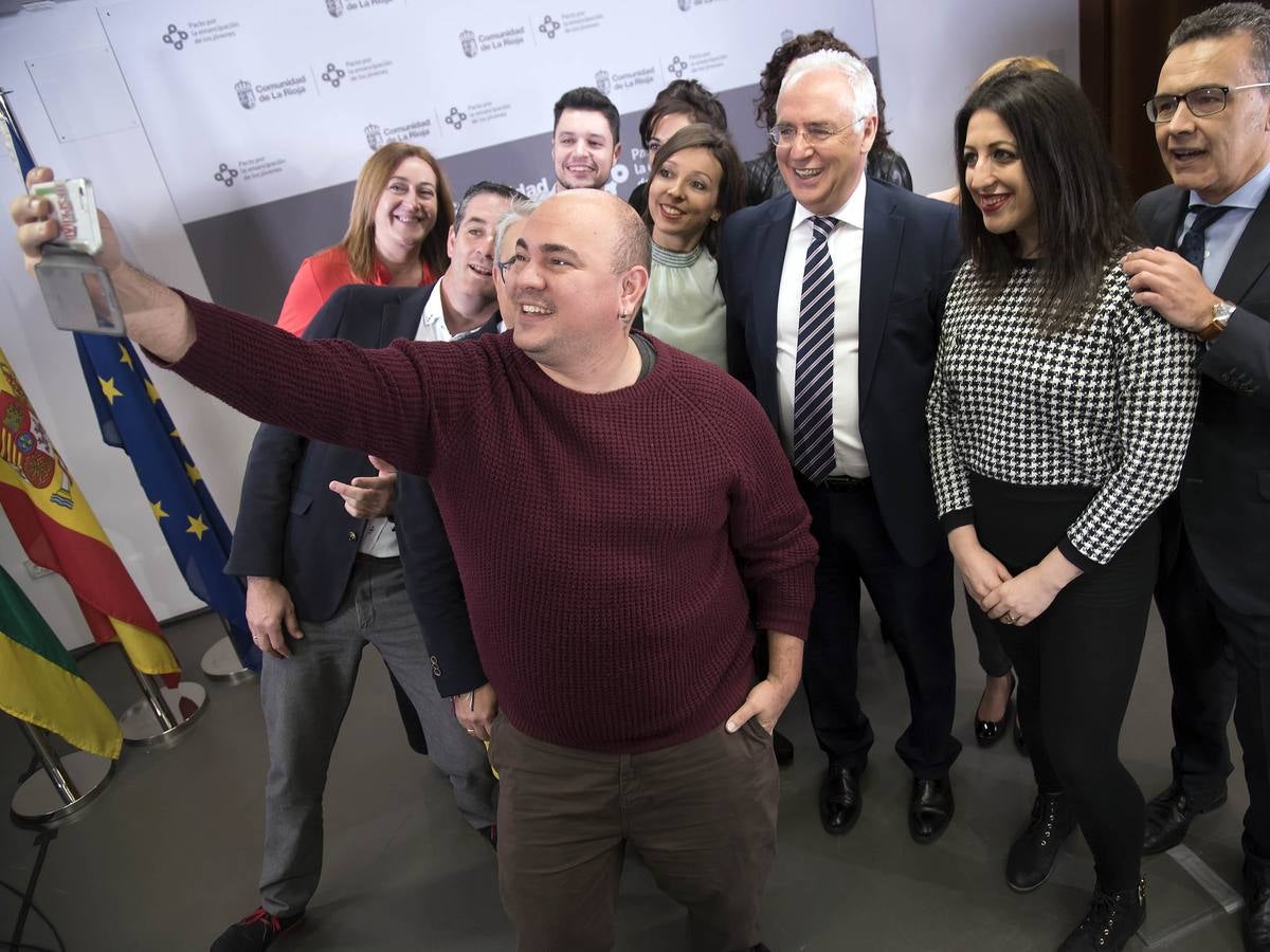 Un 'selfie' tras la firma del pacto