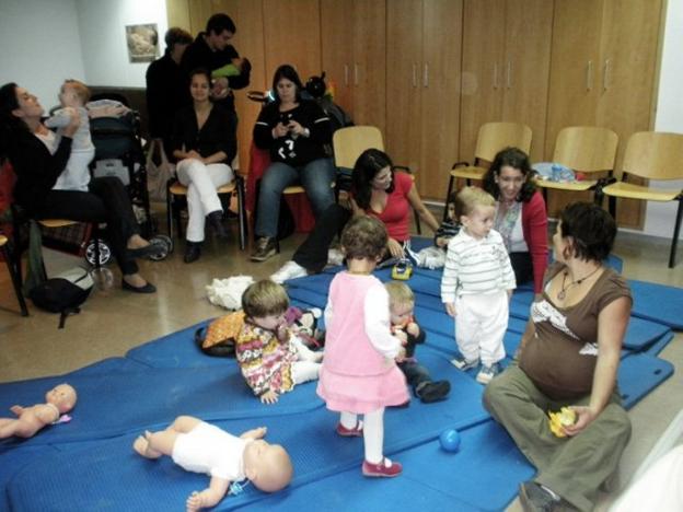 Niños y madres participan en los encuentros sobre lactancia materna de la asociación Al Halda. :: al halda