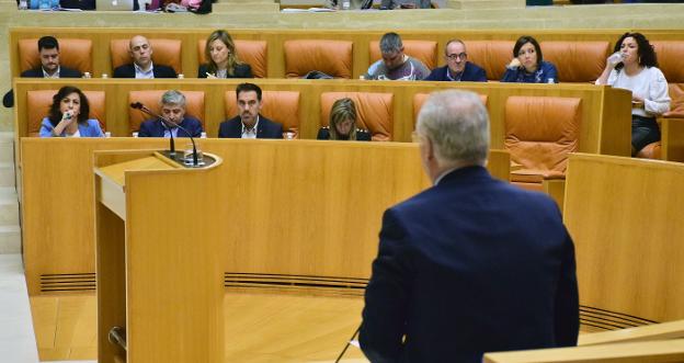 Ceniceros se dirige a la oposición desde su escaño en la sesión parlamentaria de ayer. :: miguel herreros