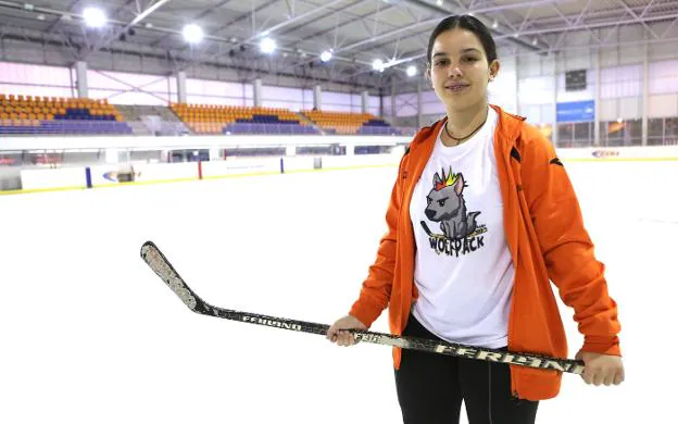 Sonia Martínez posa con el 'stick' en la pista de hielo de Lobete. :: 