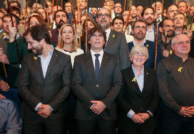 Puigdemont, este martes, flanqueado de alcaldes soberanistas en Bruselas. :: s. Lecocq / efe