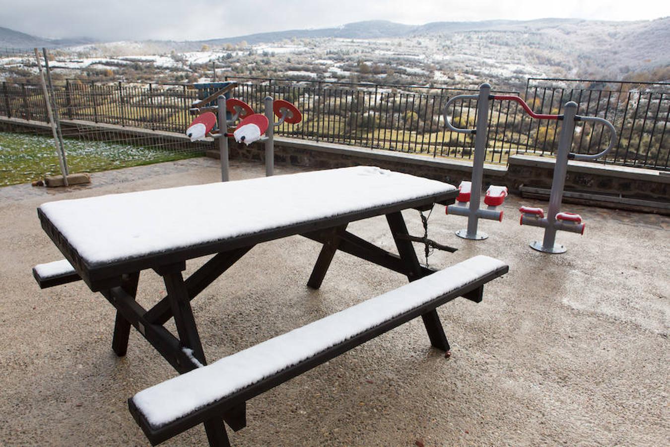 La nieve empieza a dominar el terreno y a rodear el valle riojano. La Rioja empieza a lucir un manto blanco muy esperado dada la sequía reinante en el campo. «La nieve es la sangre de la tierra», dicen los veteranos que viven en las zonas rurales de montaña