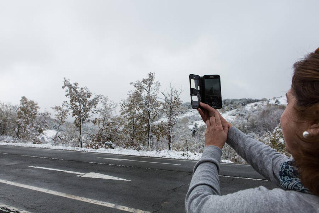 La nieve empieza a dominar el terreno y a rodear el valle riojano. La Rioja empieza a lucir un manto blanco muy esperado dada la sequía reinante en el campo. «La nieve es la sangre de la tierra», dicen los veteranos que viven en las zonas rurales de montaña