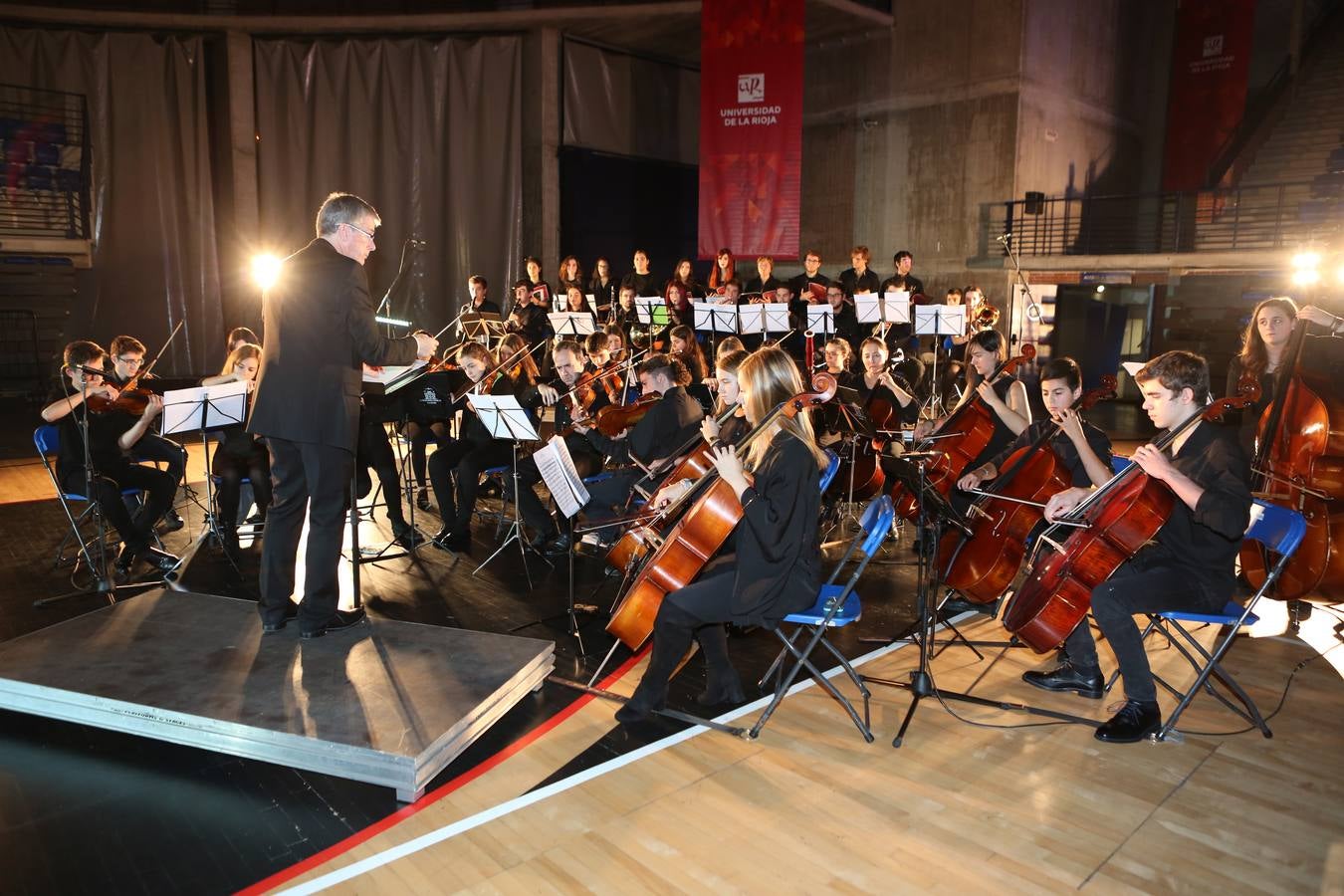 Este viernes se ha celebrado el acto de graduación conjunta de los titulados de la Universidad de La Rioja que concluyeron sus estudios en el curso académico 2016/2017, que se ha desarrollado en el Palacio de Deportes