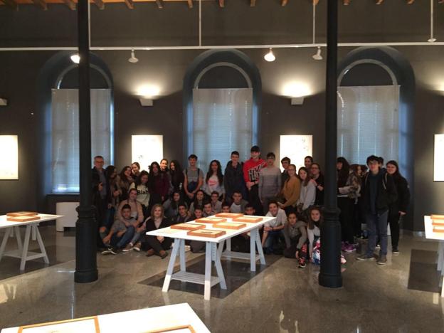 Foto de los alumnos, en las instalaciones de la muestra. :: 