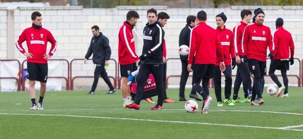 Sergio Rodríguez prepara los utensilios a utilizar durante el entrenamiento. :: 