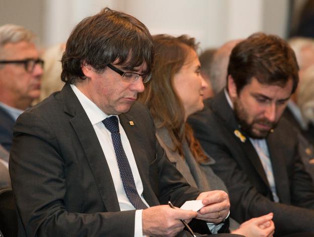Puigdemont lee una nota durante el acto del pasado martes con alcaldes secesionistas, en Bruselas. :: Stephanie Lecocq / efe