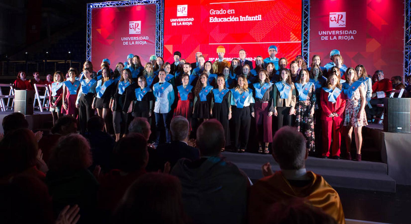 Medio millar de estudiantes de la Universidad de La Rioja celebró el viernes una multitudinaria graduación que coincidió con el 25 aniversario de la institución de enseñanza y que se celebró en el Palacio de los Deportes