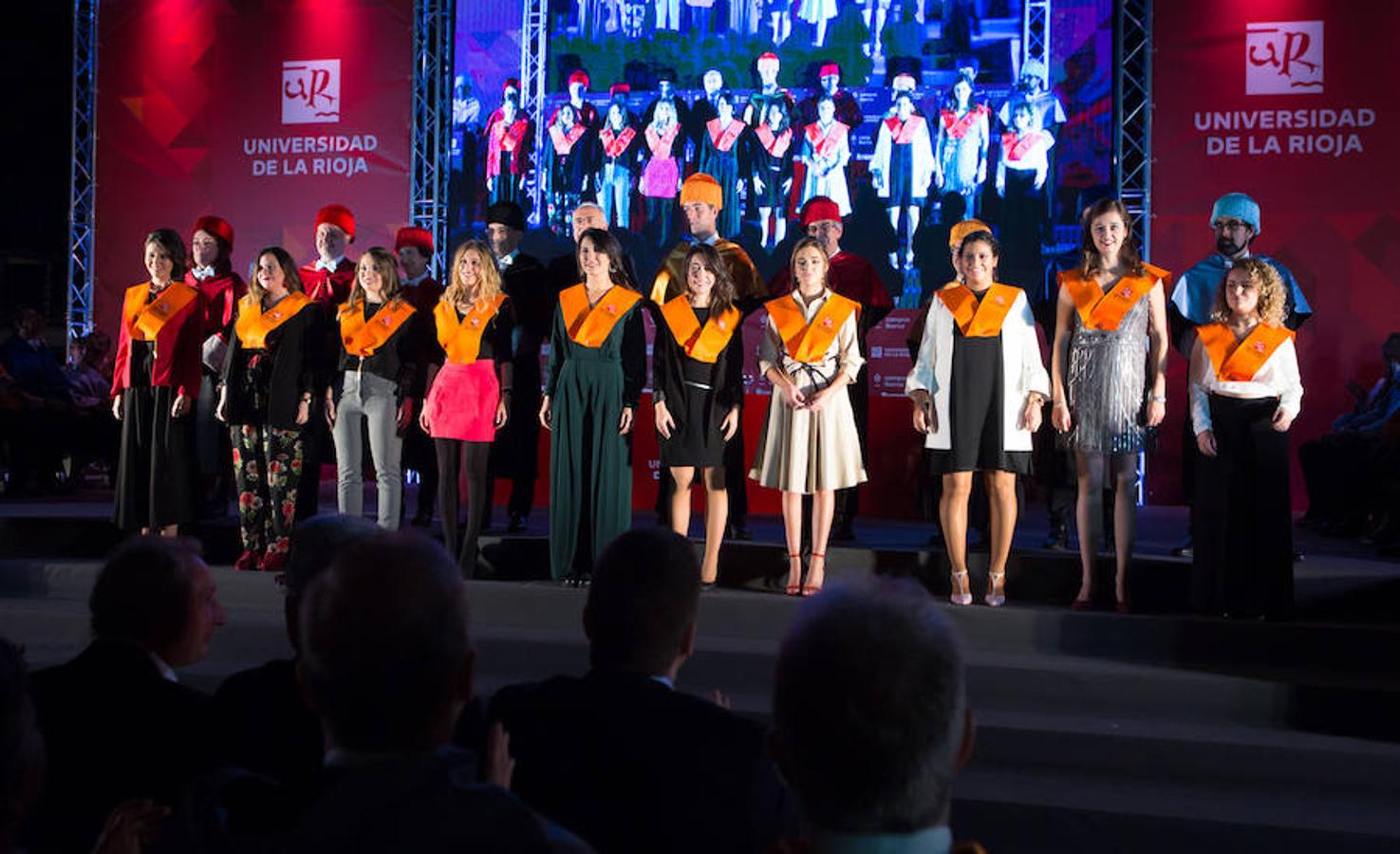 Medio millar de estudiantes de la Universidad de La Rioja celebró el viernes una multitudinaria graduación que coincidió con el 25 aniversario de la institución de enseñanza y que se celebró en el Palacio de los Deportes