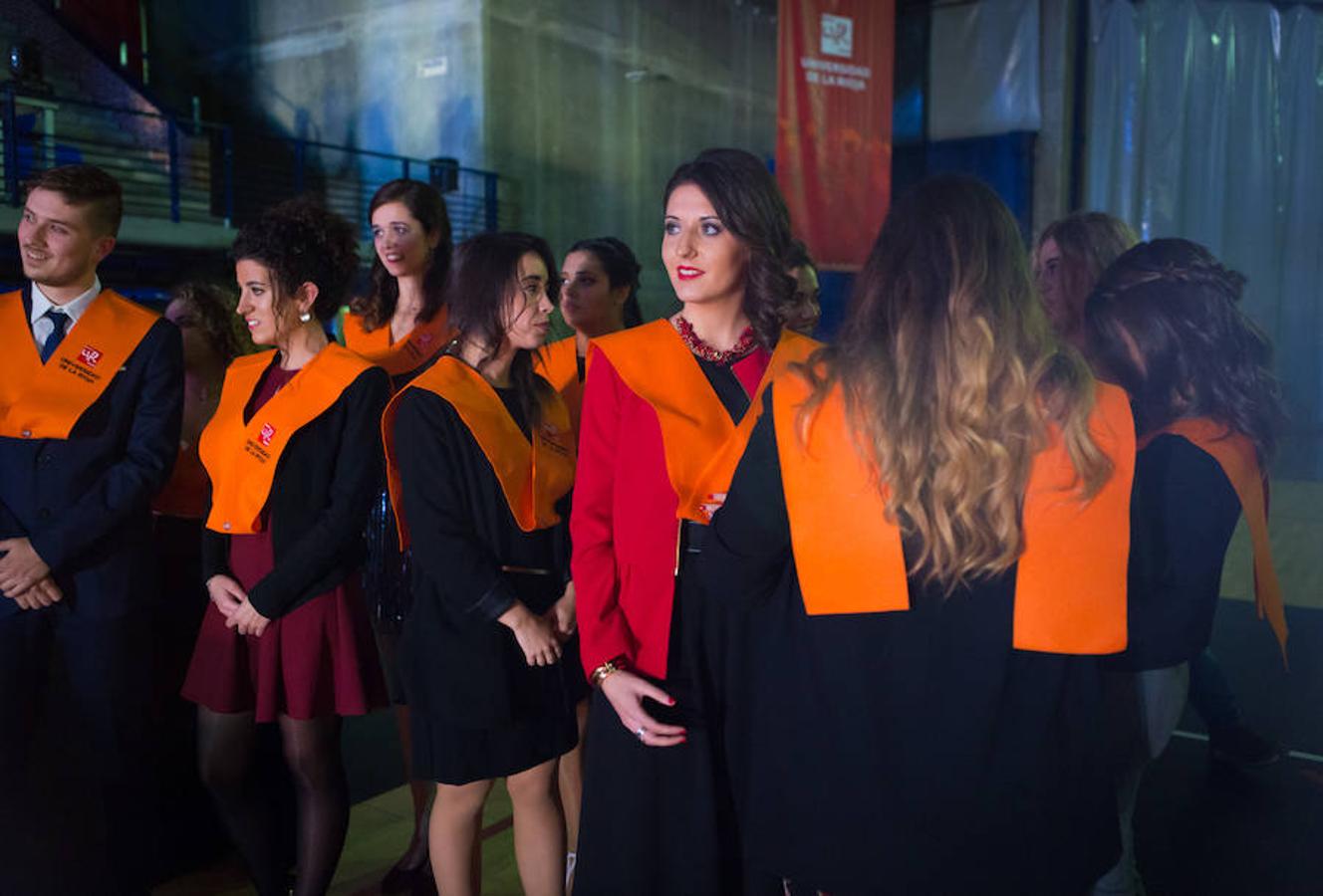 Medio millar de estudiantes de la Universidad de La Rioja celebró el viernes una multitudinaria graduación que coincidió con el 25 aniversario de la institución de enseñanza y que se celebró en el Palacio de los Deportes