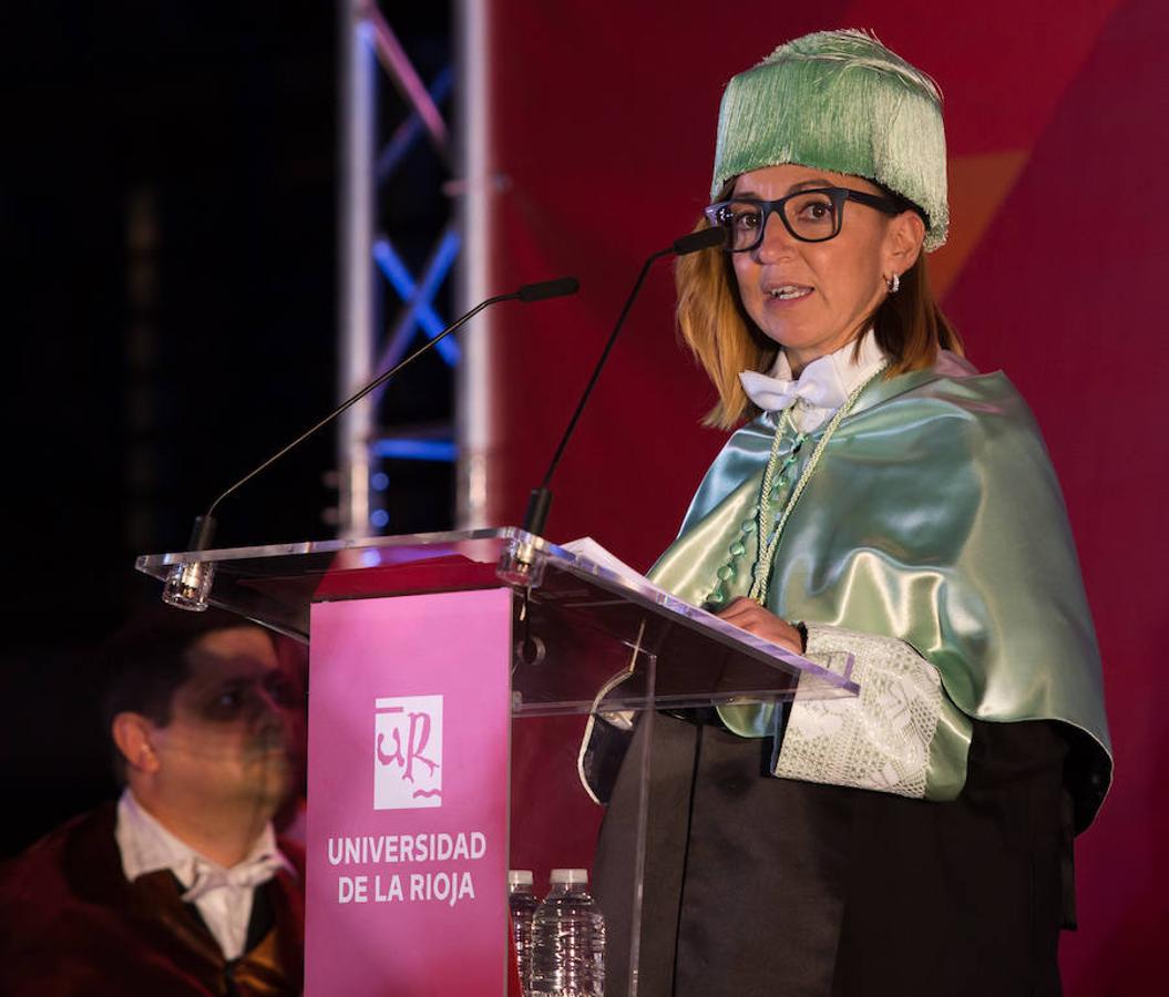 Medio millar de estudiantes de la Universidad de La Rioja celebró el viernes una multitudinaria graduación que coincidió con el 25 aniversario de la institución de enseñanza y que se celebró en el Palacio de los Deportes