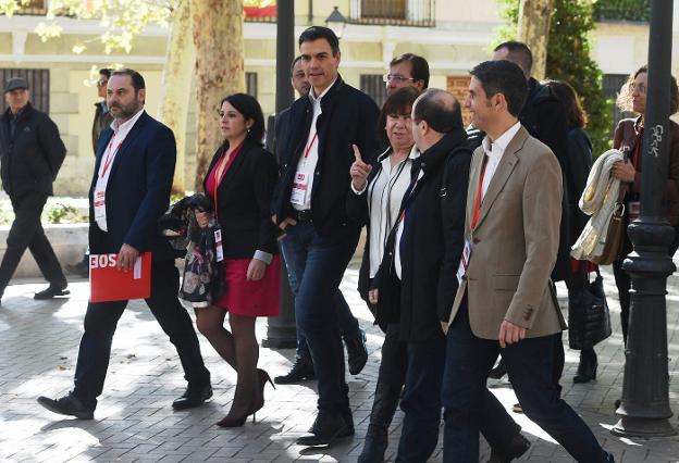 Sánchez llega al Museo Arqueológico de Alcalá de Henares, donde ayer se reunió el Comité Federal PSOE. :: F. Villar / EFE
