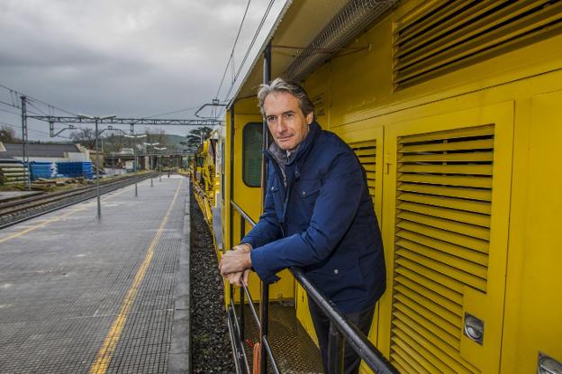 Íñigo de la Serna, esta semana en la estación de Piélagos, en Cantabria :: alberto aja
