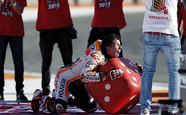 Marc Márquez festeja su cuarto título de MotoGP. 