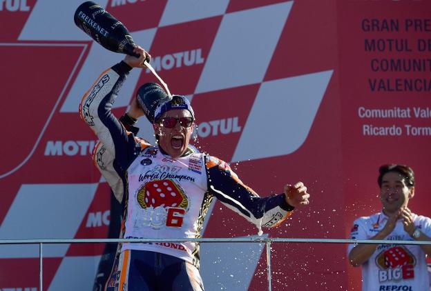 El piloto español Marc Márquez, festejando ayer en el circuito Ricardo Tormo de Cheste (Valencia) su cuarto título de campeón del mundo de MotoGP. :: Afp
