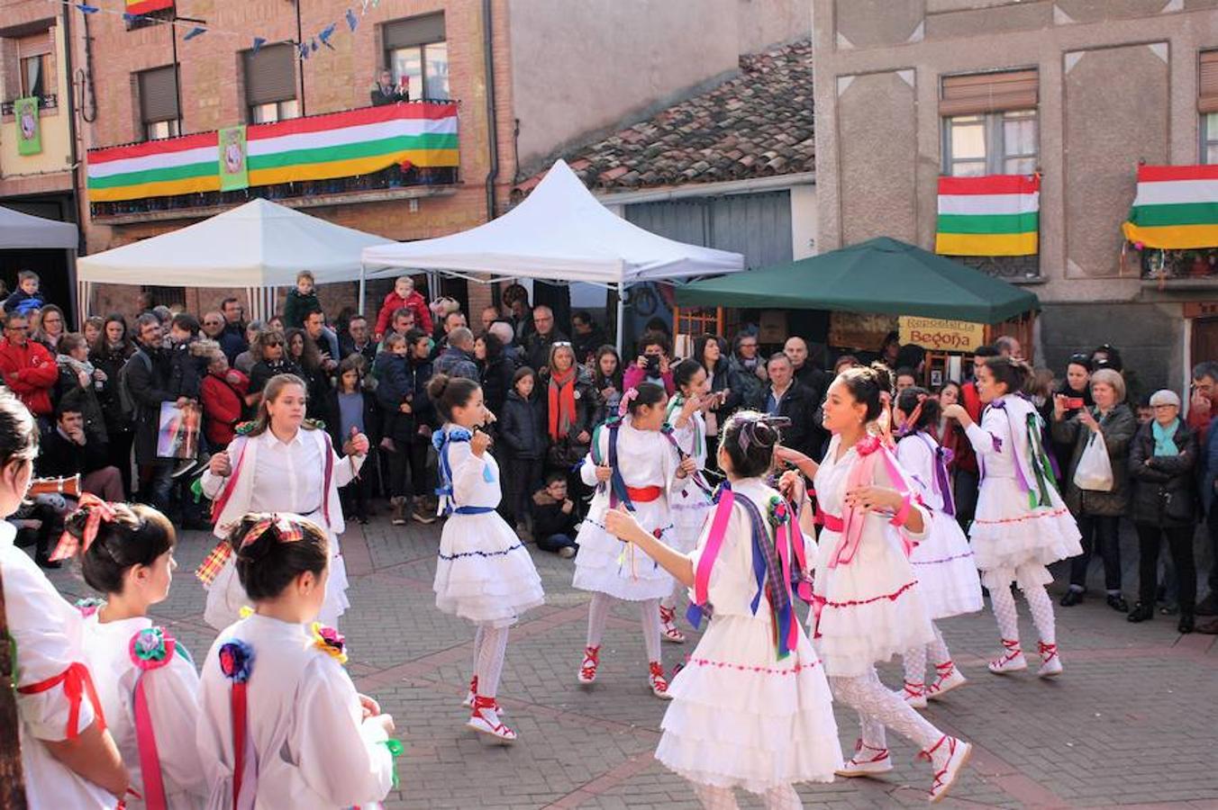 Pedroso revivió el domingo su afamada feria de la nuez, con exhibición del producto estrella que ha dado a la localida suna enorme reputación. El buen ambiente, las actividades y el numeroso público asistente dieron a la bonita localidad un colorido especial en un día muy señalado