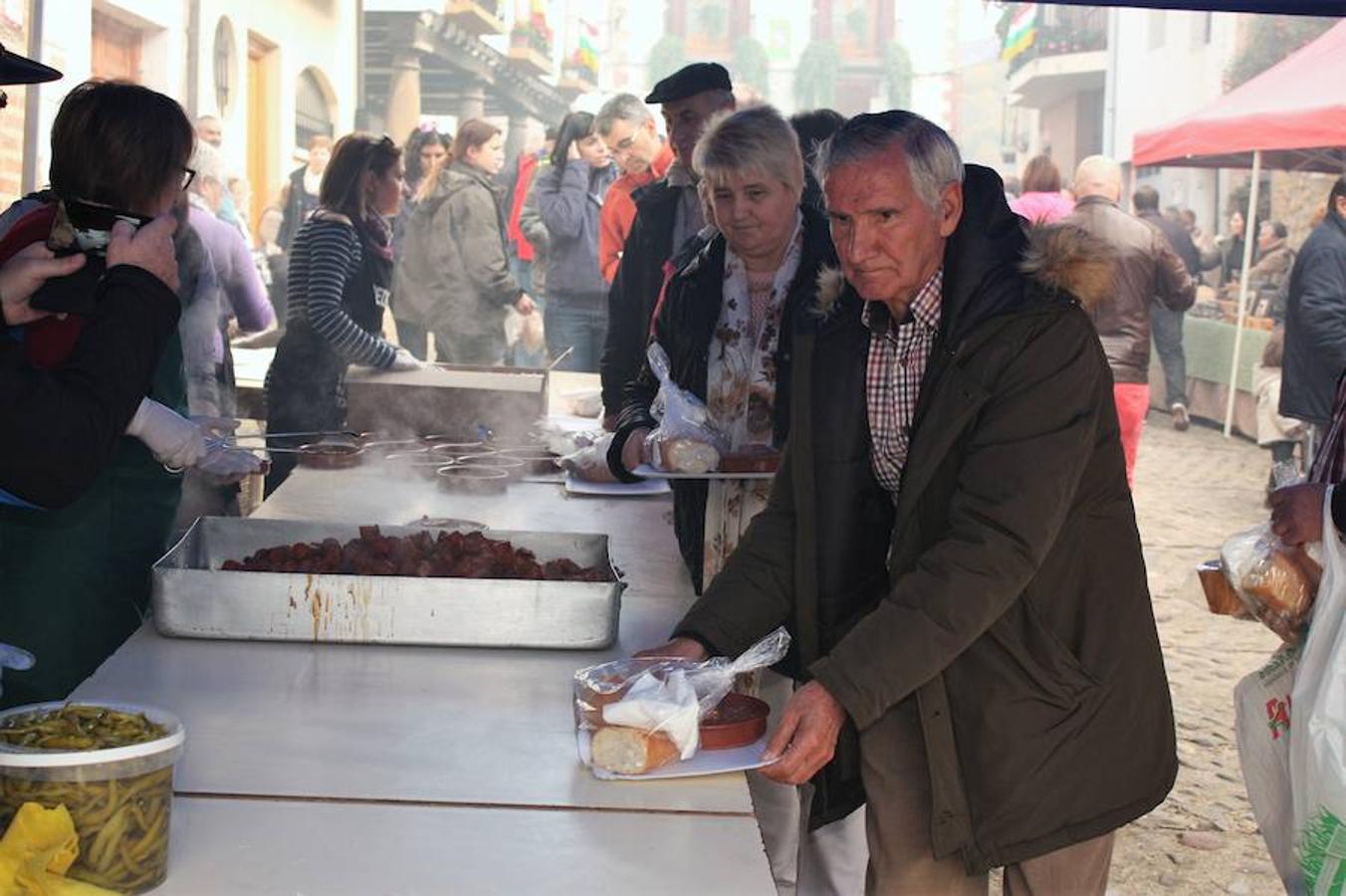 Pedroso revivió el domingo su afamada feria de la nuez, con exhibición del producto estrella que ha dado a la localida suna enorme reputación. El buen ambiente, las actividades y el numeroso público asistente dieron a la bonita localidad un colorido especial en un día muy señalado