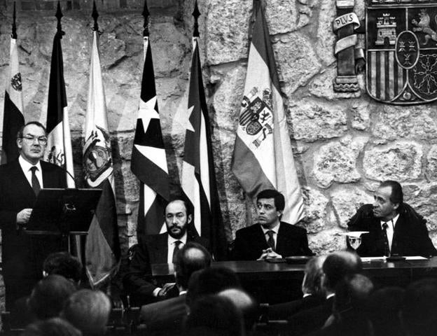 Actos de 1977 y de 1992, celebrados ambos en el Salón de la Lengua de San Millán. :: l.r.