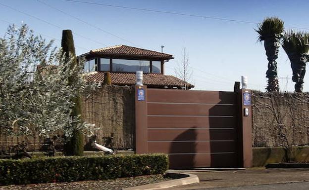 Fachada del chalet del vicepresidente del Senado Pedro Sanz en terreno de Villamediana. 