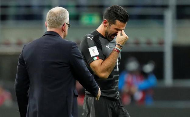 Gianluigi Buffon llora tras la eliminación de Italia.